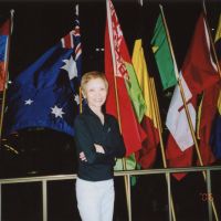 2006.6 ジャクソン世界バレエコンクールにてレポーターとして予選から授賞式までを記録「バレエ雑誌に掲載」各国の国旗の前で