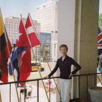 2006.6 ジャクソン世界バレエコンクールにてレポーターとして予選から授賞式までを記録「バレエ雑誌に掲載」各国の国旗の前で