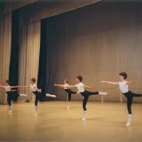 2005.6 モスクワ国際バレエコンクールにてレポーターとして予選から授賞式までを記録「バレエ雑誌に掲載」(審査前の男子クラスのレッスン)