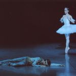 ソロルを見守り別れを惜しむ亡霊のニキヤ