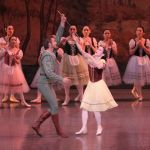 ジゼルからナイフを取り上げるヒラリオン