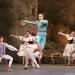 村人と踊るヒラリオン