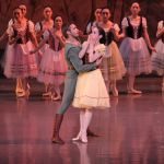 意識を失ったジゼルを支えるヒラリオン