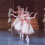 寺院の巫女たち