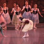 狂乱したジゼルを止めようとするヒラリオン