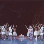 寺院の巫女と僧侶たち