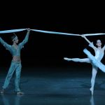 ベールを引き合いながら踊る二キヤとソロル