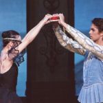 タンバリンを持つエスメラルダを見守るグレンゴワール