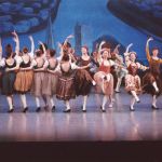 ノートルダム寺院付近の巣窟広場で踊る民衆