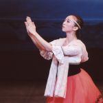 愛用のベールを持ち祈る エスメラルダ