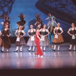 民衆と踊る女統領