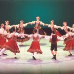 円陣を作りジャンプ