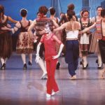 民衆と踊る女統領