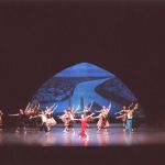 ノートルダム寺院付近の巣窟広場で踊る民衆