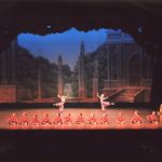 円になり踊るサラセン人