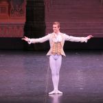 観客に手を広げて挨拶する王子