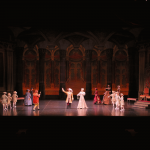 館の貴婦人達に囲まれる王と王妃