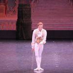 踊り終わりお辞儀をする王子