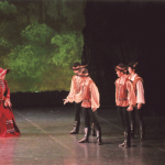 村の男達と貴婦人達