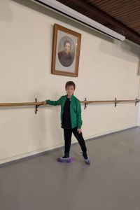 ワガノワの写真の前で (2024/11)